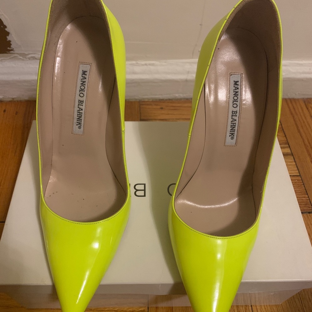 Manolo Blahnik Patent Pumps Metal Neon Heel